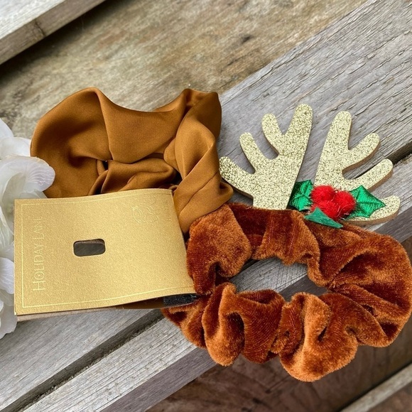NWT HOLIDAY LANE SET OF TWO - REINDEER/BROWN SCRUNCHIES - Picture 1 of 4